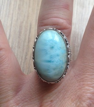 Zilveren edelsteen ring Larimar in bewerkte setting 17.3 mm.